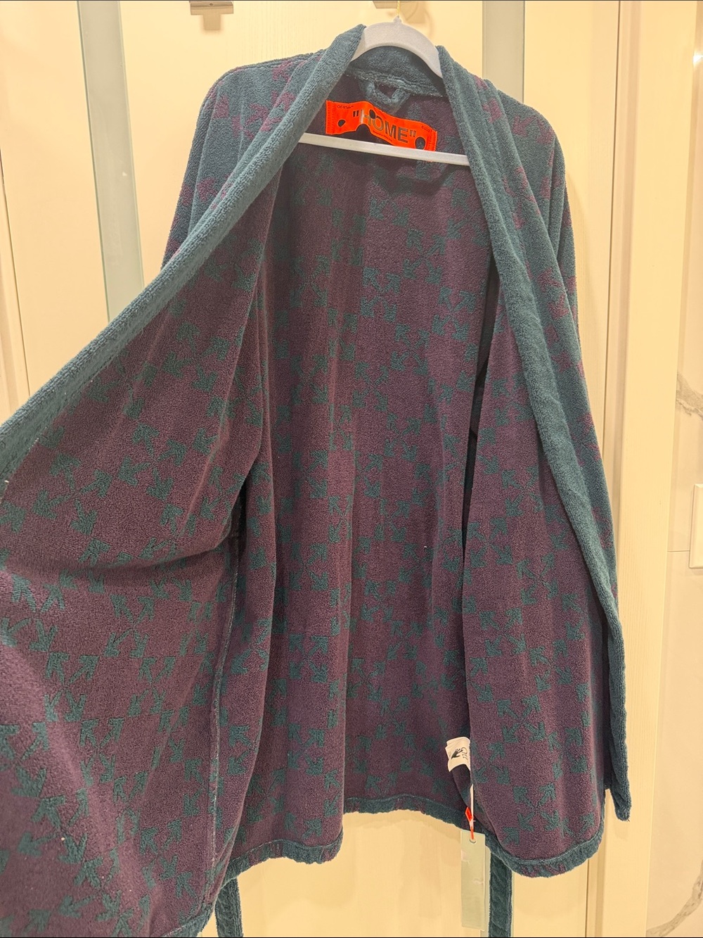 OFF-WHITE
Arrow Pattern Bathrobe - Picture 5 of 7